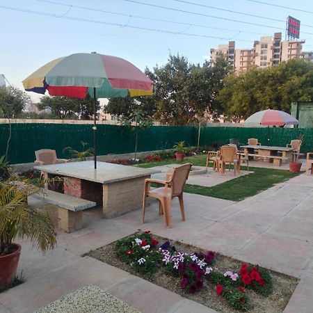 Villa In Vrindavan, Hare Krishna M Buitenkant foto