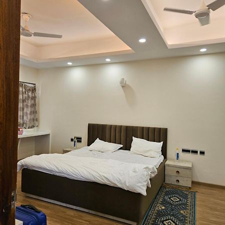 Villa In Vrindavan, Hare Krishna M Buitenkant foto