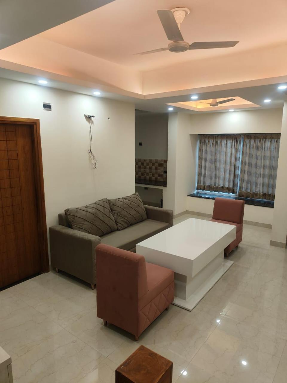 Villa In Vrindavan, Hare Krishna M Buitenkant foto