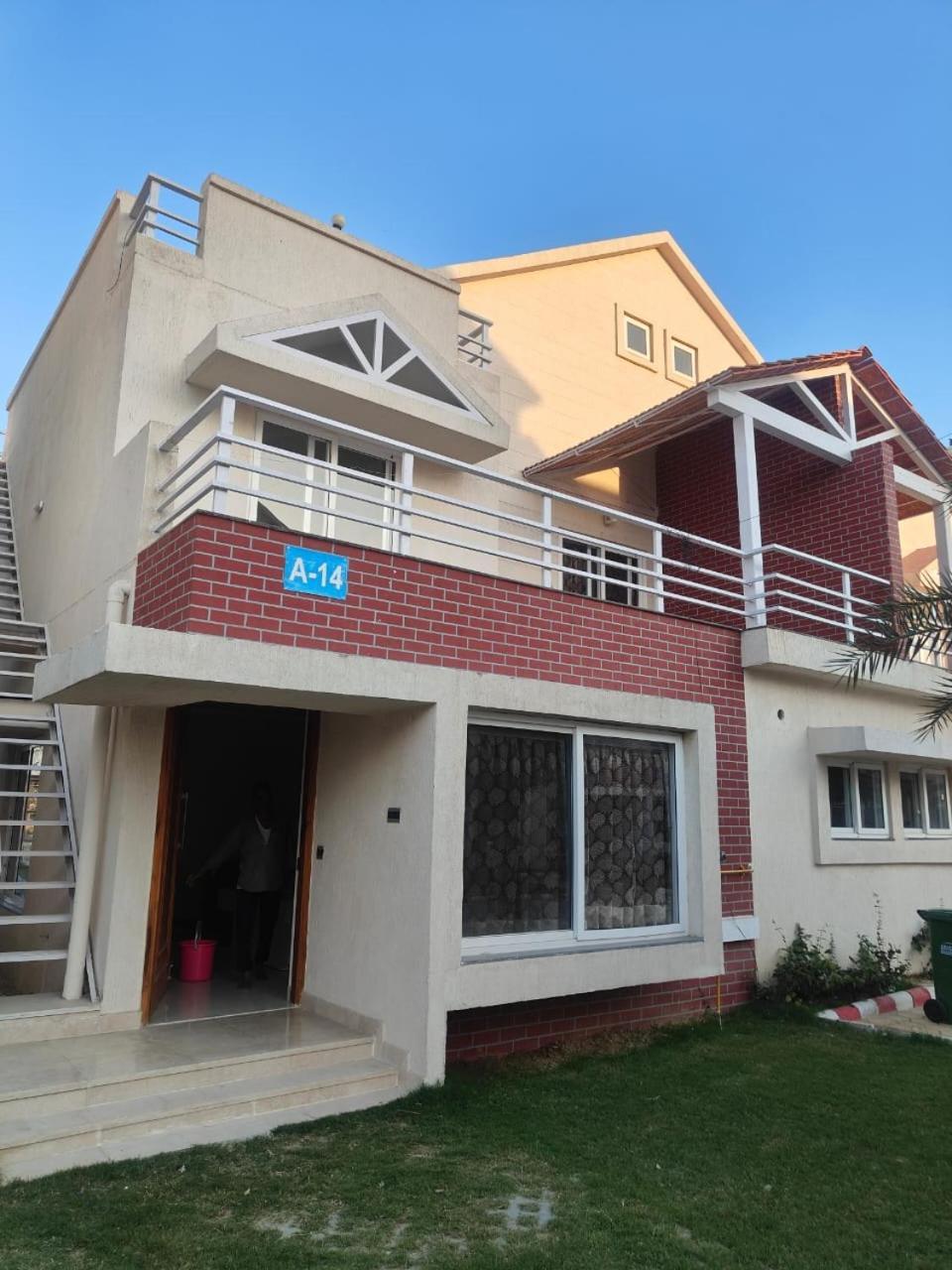 Villa In Vrindavan, Hare Krishna M Buitenkant foto