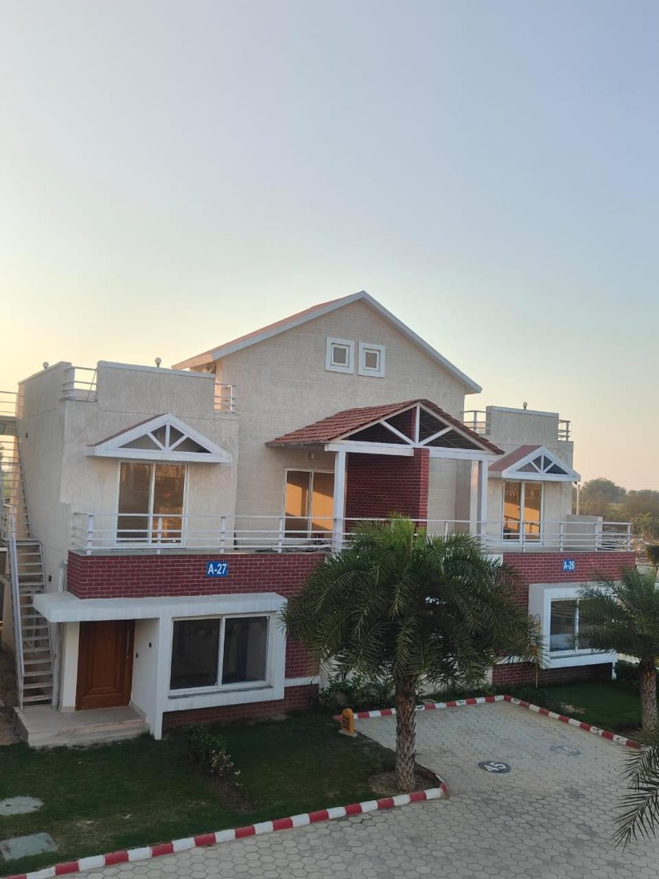 Villa In Vrindavan, Hare Krishna M Buitenkant foto