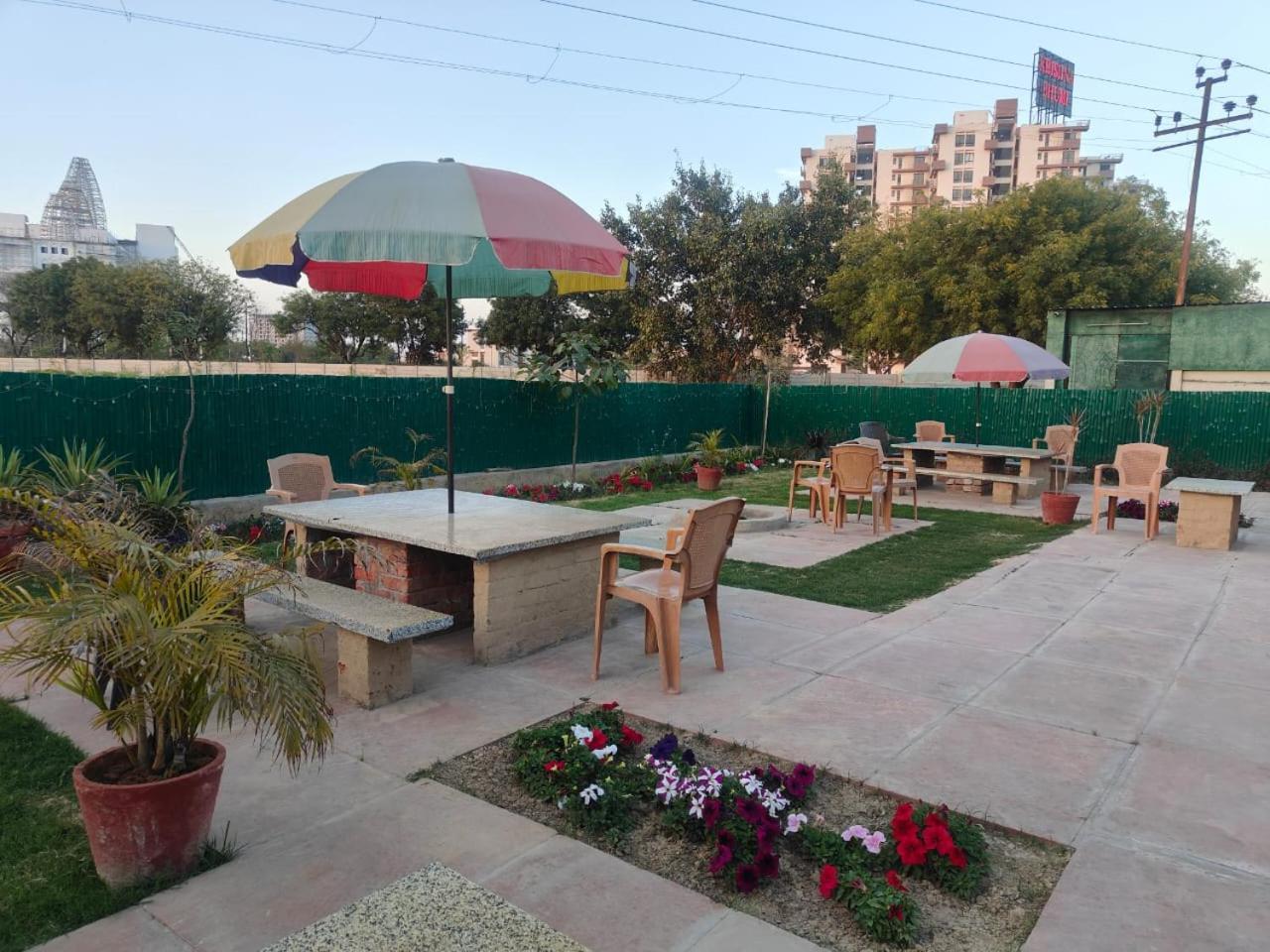 Villa In Vrindavan, Hare Krishna M Buitenkant foto