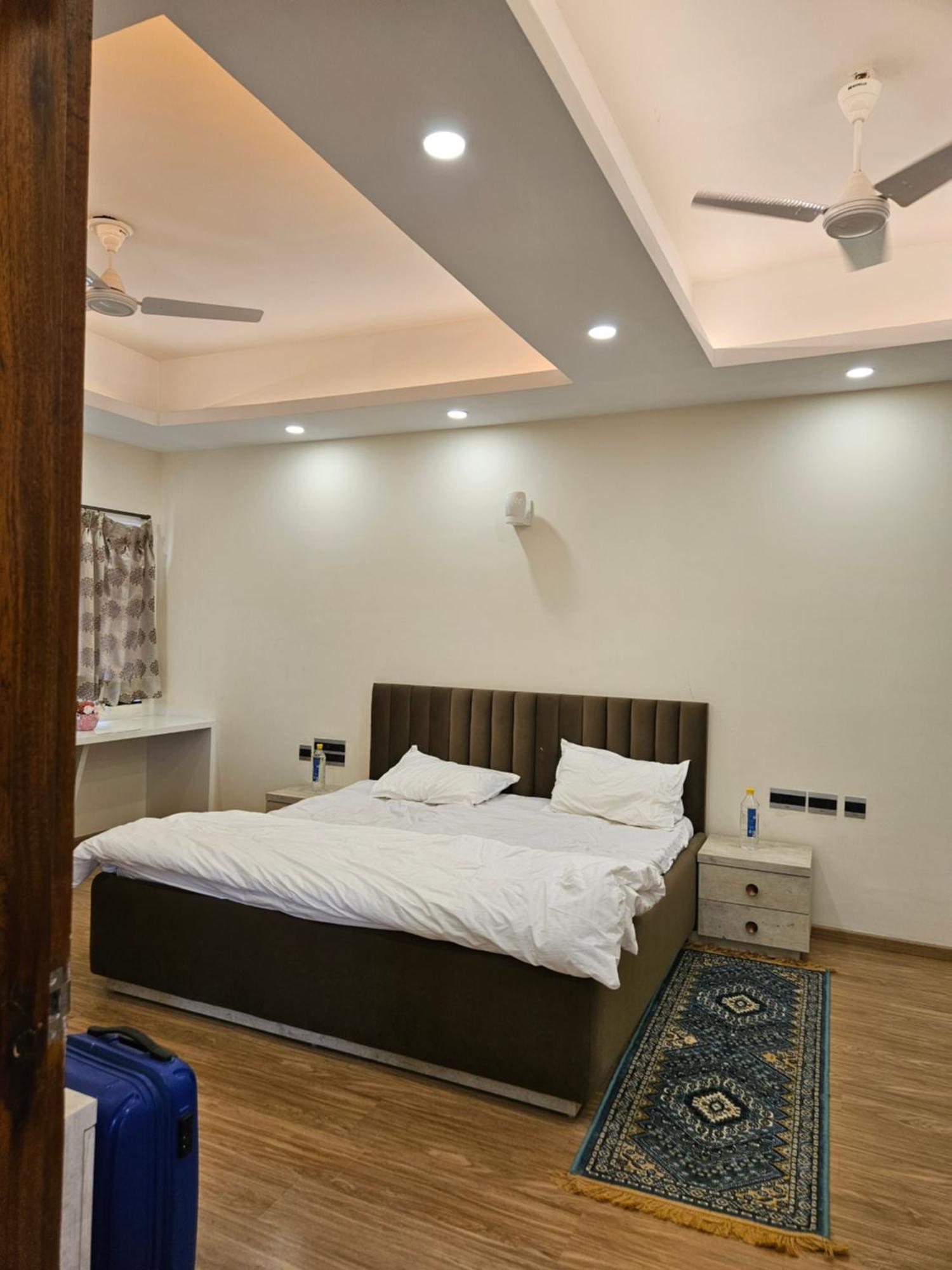 Villa In Vrindavan, Hare Krishna M Buitenkant foto